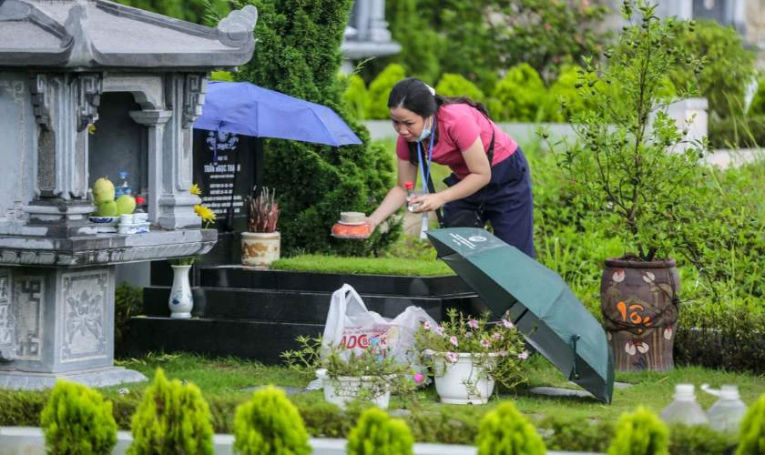 Vu Lan b&aacute;o hiếu n&ecirc;n thăm viếng mộ để tưởng nhớ ba mẹ đ&atilde; mất