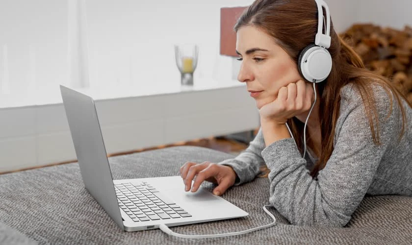 C&oacute; n&ecirc;n vừa học vừa nghe nhạc kh&ocirc;ng