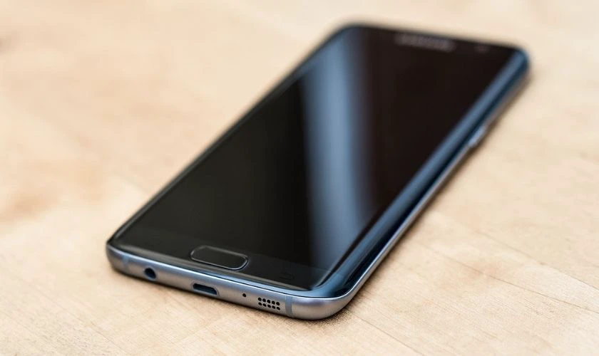 Nguy&ecirc;n nh&acirc;n điện thoại Samsung bị đen m&agrave;n h&igrave;nh nhưng vẫn chạy
