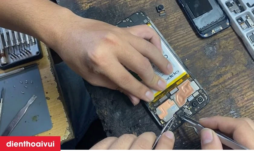 c&oacute; n&ecirc;n thay pin oppo a3s