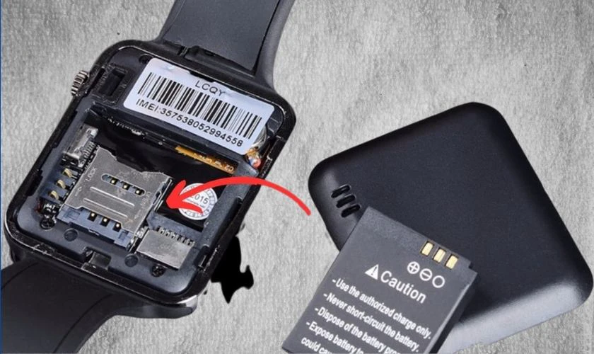 T&igrave;m v&agrave; đặt SIM c&ugrave;ng thẻ nhớ v&agrave;o khe