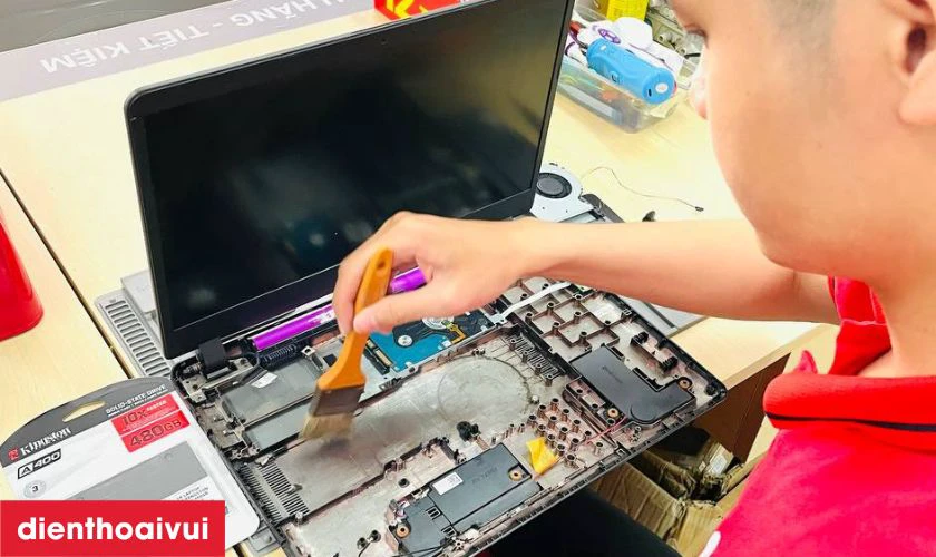 Bụi b&aacute;m b&ecirc;n trong vỏ m&aacute;y