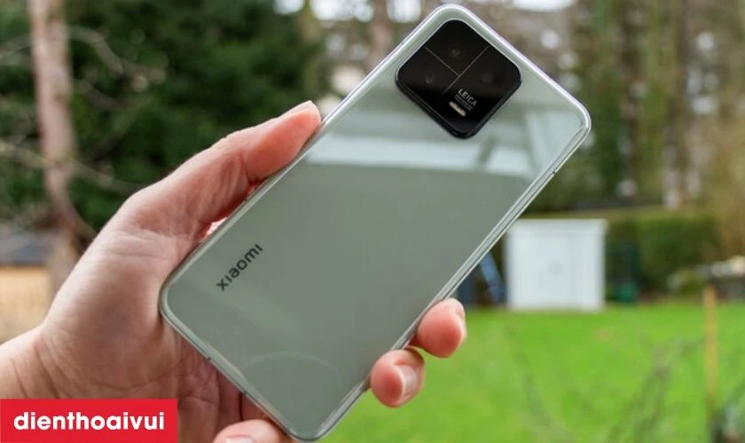 Xiaomi 13 c&oacute; thiết kế nhỏ gọn, vu&ocirc;ng vức