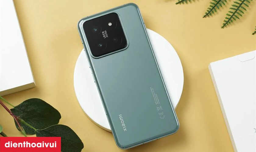 Thiết kế sang trọng với mặt lưng k&iacute;nh cao cấp