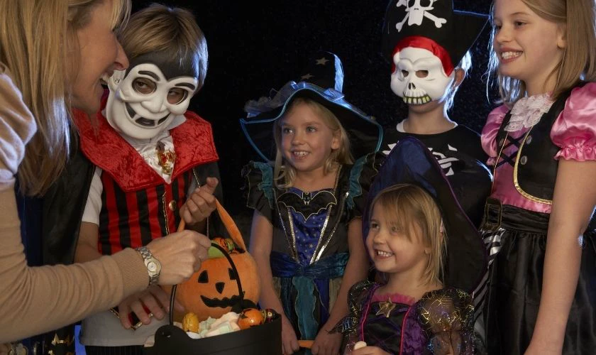 Trick-or-treating l&agrave; điều đặc biệt của Halloween