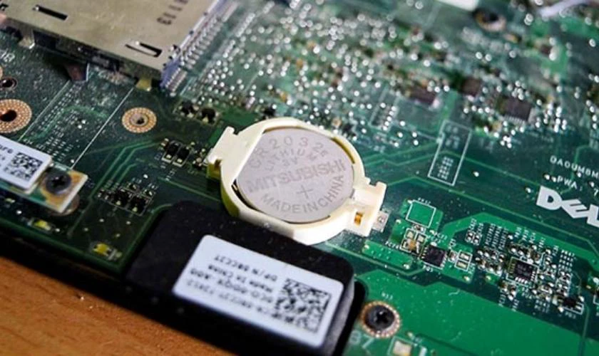 Th&aacute;o nắp sau laptop bằng tua v&iacute;t ph&ugrave; hợp, sau đ&oacute; t&igrave;m pin CMOS