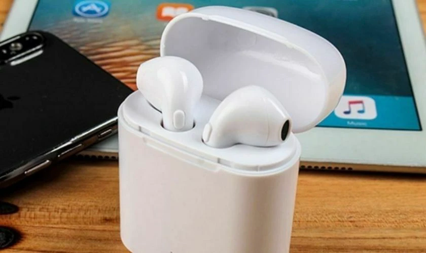 Hướng dẫn sạc tai nghe kh&ocirc;ng d&acirc;y đ&uacute;ng c&aacute;ch, an to&agrave;n