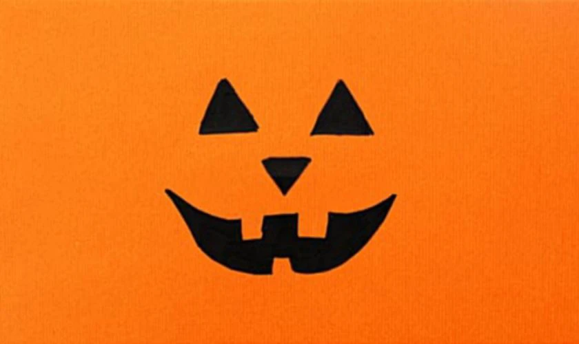 Tạo h&igrave;nh khu&ocirc;n mặt quả b&iacute; ng&ocirc; halloween với b&uacute;t l&ocirc;ng đen