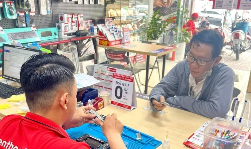 Quy tr&igrave;nh thay pin Samsung tại Điện Thoại Vui 
