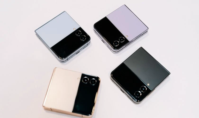 Z Flip gập lại bị tắt nguồn