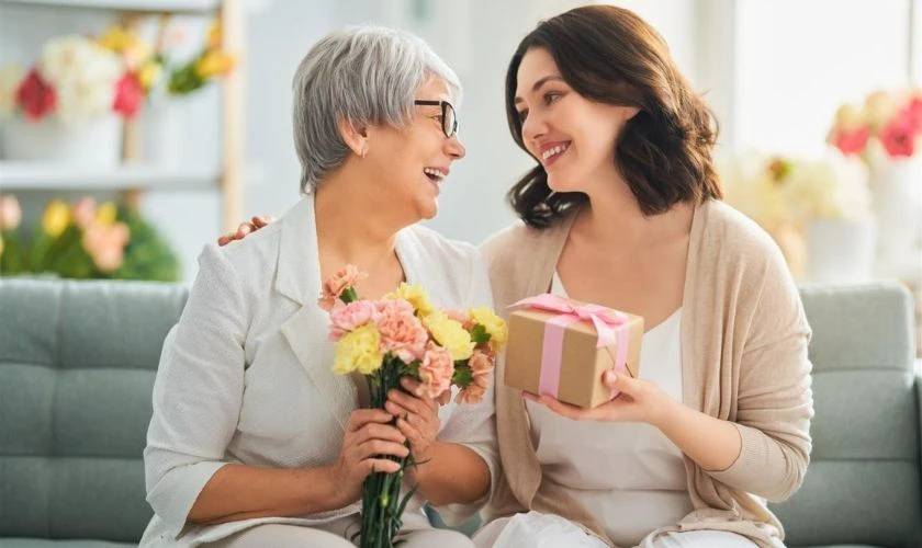 Tặng quà gì cho mẹ và mẹ chồng ngày 20/10 ý nghĩa nhất?