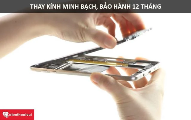 Dịch vụ thay k&iacute;nh minh bạch v&agrave; bảo h&agrave;ng 12 th&aacute;ng tại Điện Thoại Vui