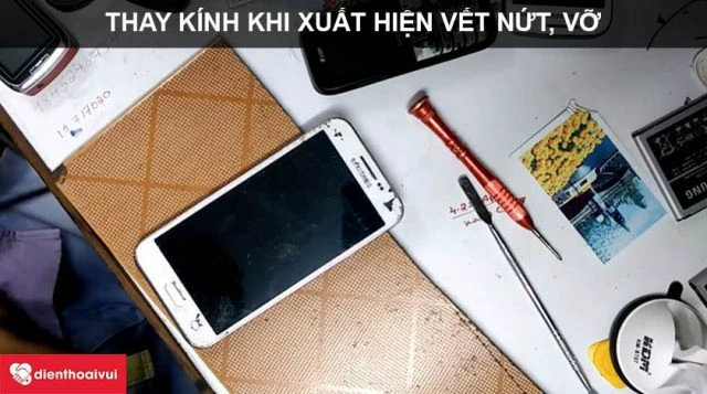 Thay k&iacute;nh khi m&agrave;n h&igrave;nh xuất hiện nhiều vết nứt, vỡ
