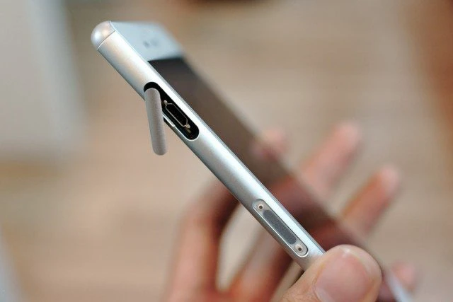 Thay nắp đậy cổng sạc Sony Xperia Z3