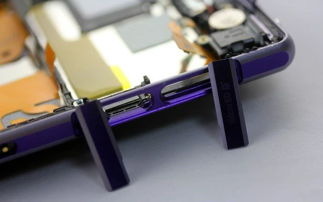 Thay nắp đậy cổng sạc Sony Xperia Z4