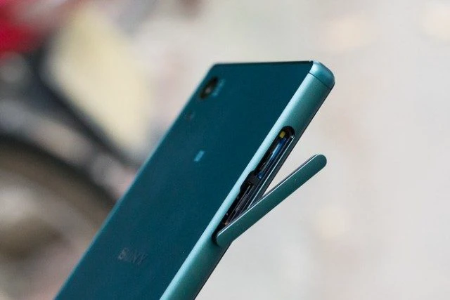 Thay nắp đậy cổng sạc Sony Xperia Z5