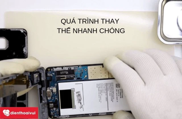 Qu&aacute; tr&igrave;nh thay pin tại Điện Thoại Vui nhanh ch&oacute;ng, tiết kiệm chi ph&iacute;