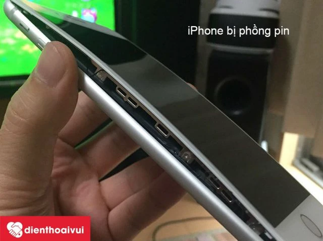 Pin bị phồng l&agrave; c&aacute;ch nhận biết r&otilde; r&agrave;ng nhất khi iPhone 4s bị chai