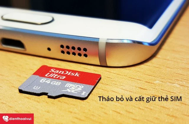 Th&aacute;o v&agrave; cất giữ thẻ sim, thẻ nhớ trước khi thay pin