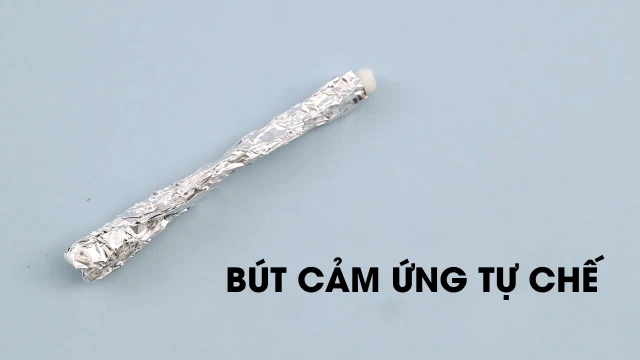 Quấn giấy bạc quanh tăm bông