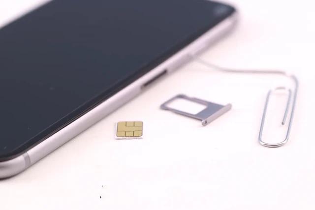 mẹo iphone Lấy khây sim ra một cách dễ dàng chỉ bằng một chiếc kẹp giấy