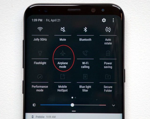 Bật v&agrave; tắt chế độ m&aacute;y bay khi gặp lỗi điện thoại kh&ocirc;ng mở, bật được wifi