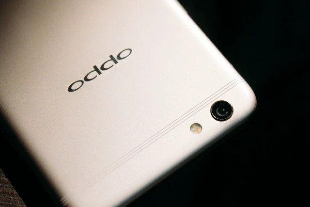 Camera sau của điện thoại OPPO bị mờ v&agrave; c&aacute;ch khắc phục