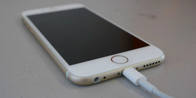 khắc phục điện thoại iPhone không lên màn hình, bị đen màn hình, lên nguồn nhưng không lên màn hình