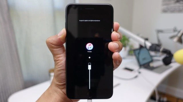 Vỡ m&agrave;n h&igrave;nh iPhone, loạn cảm ứng n&ecirc;n l&agrave;m g&igrave;