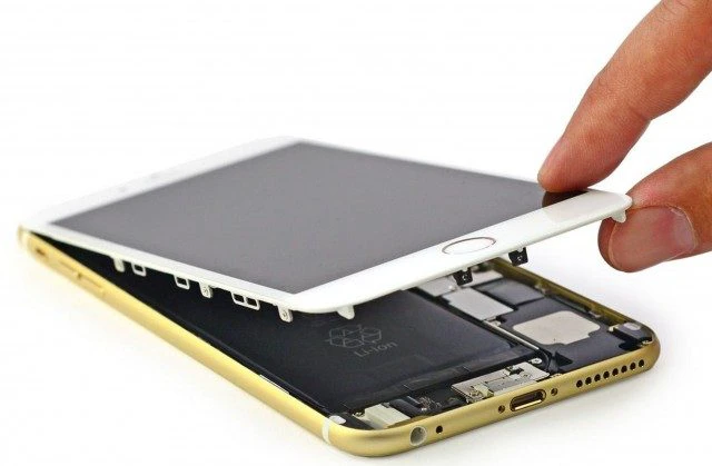 Vỡ m&agrave;n h&igrave;nh iPhone, loạn cảm ứng n&ecirc;n l&agrave;m g&igrave;