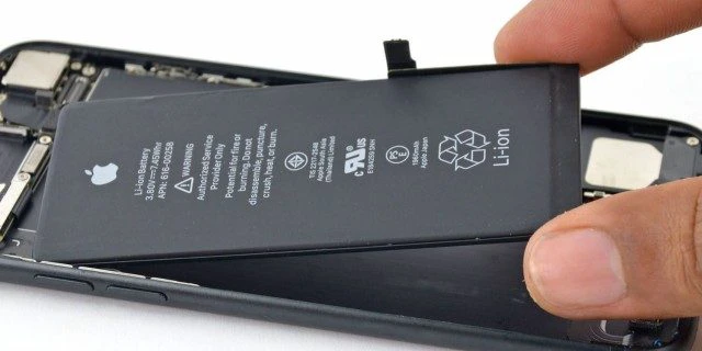 Tại sao điện thoại iPhone không lên màn hình, bị đen màn hình, lên nguồn nhưng không lên màn hình?
