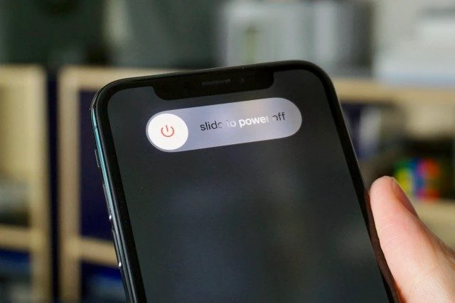 Khởi động lại iPhone khi iphone không nghe được loa ngoài
