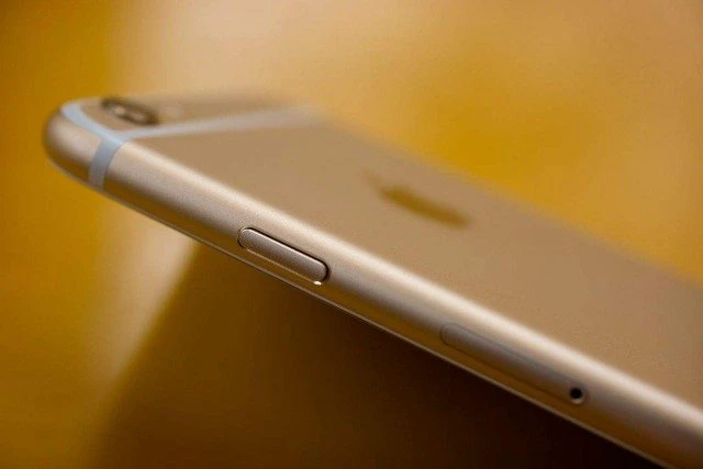 Nút nguồn điện thoại iPhone bị lún phần lớn do tác động vật lý, thói quen sử dụng
