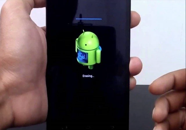 Restore lại điện thoại để khắc phục lỗi không bật được camera trước