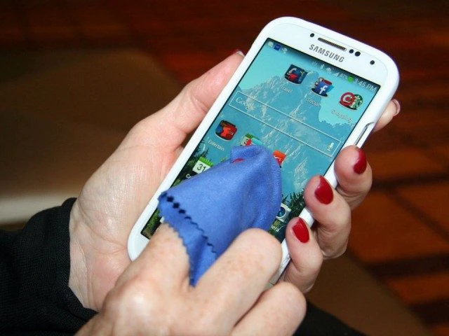 vệ sinh nút nguồn điện thoại samsung