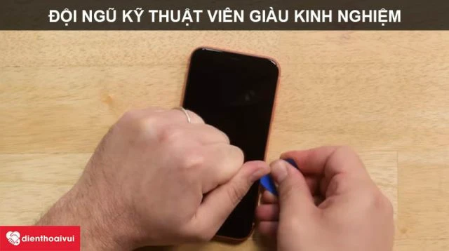 Quá trình thay kính iPhone Xr được thực hiện bởi đội ngũ giàu kinh nghiệm
