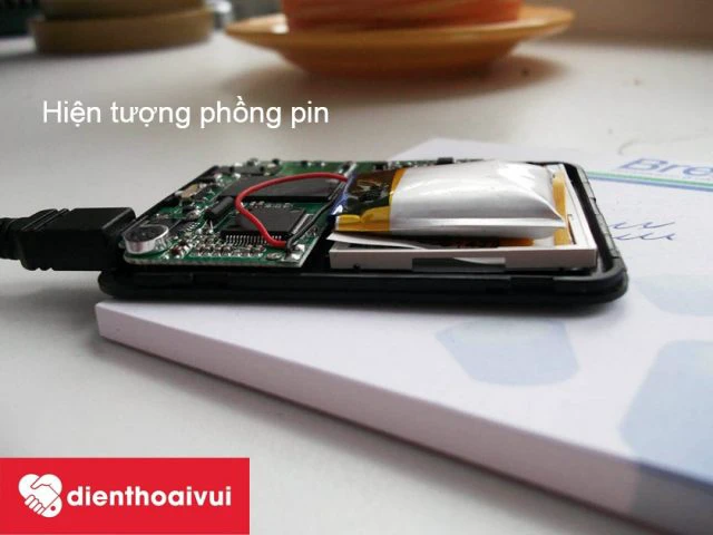 Pin phồng l&agrave; dấu hiệu chai pin