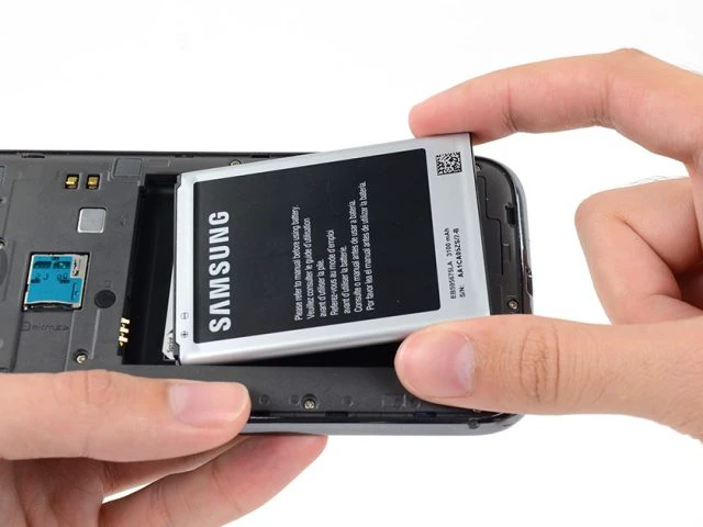 Thay pin ch&iacute;nh h&atilde;ng cho điện thoại Samsung