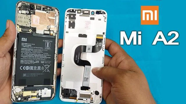 Xiaomi A2 c&oacute; thiết kế pin liền n&ecirc;n qu&aacute; tr&igrave;nh thay pin kh&aacute; phức tạp