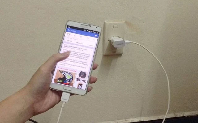 Vừa sạc vừa dùng là nguyên nhân chính dẫn đến chai pin điện thoại
