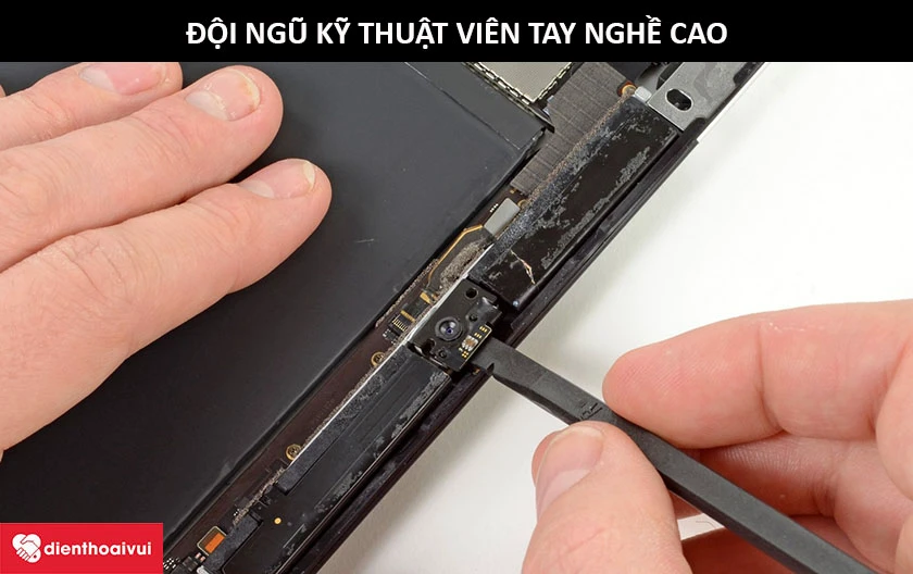 Đội ngũ kỹ thuật vi&ecirc;n đảm nhiệm kh&acirc;u thay thế linh kiện đều đ&atilde; trải qua qu&aacute; tr&igrave;nh b&agrave;i bản về nghề sửa chữa
