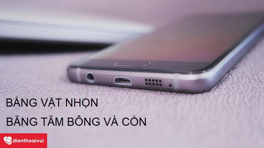 Vệ sinh cổng sạc tại nhà