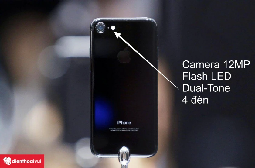 iPhone 7 được trang bị Camera ch&iacute;nh 12MP c&ugrave;ng 4 đ&egrave;n Flash LED Dual-Tone