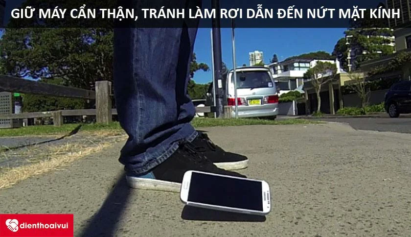 Giữ gìn điện thoại cẩn thận để tránh hỏng mặt kính