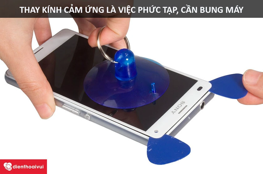 thay k&iacute;nh cảm ứng l&agrave; c&ocirc;ng việc phức tạp, cần đến thao t&aacute;c bung m&aacute;y