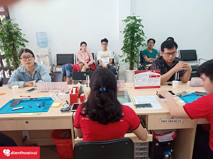 Thay k&iacute;nh cảm ứng Xiaomi Redmi 5A tại Điện Thoại Vui lấy ngay gi&aacute; rẻ