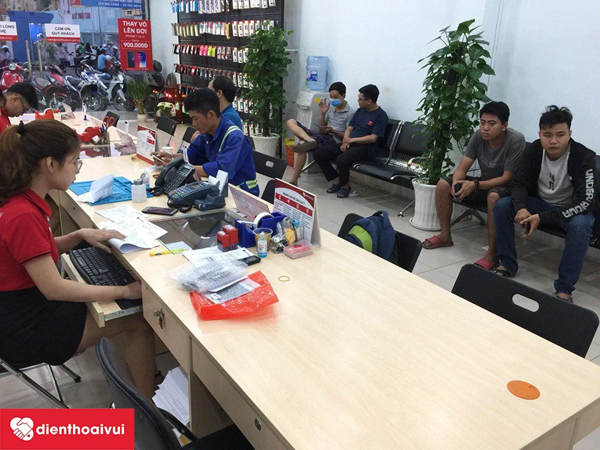 Thay k&iacute;nh Samsung Galaxy S6 Edge Plus tại Điện Thoại Vui