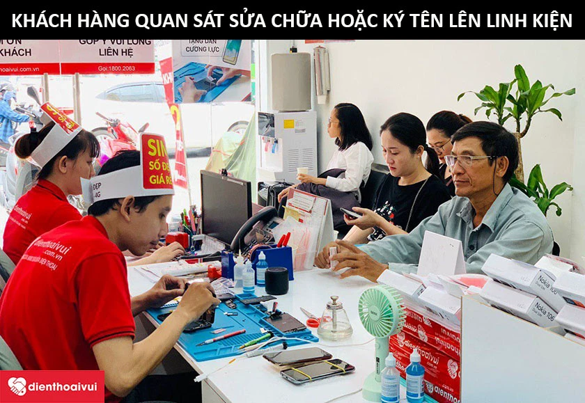Kh&aacute;ch h&agrave;ng đến Điện Thoại Vui c&oacute; thể trực tiếp quan s&aacute;t qu&aacute; tr&igrave;nh thay thế linh kiện điện thoại