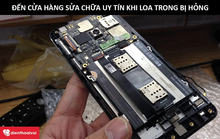 Đến cửa h&agrave;ng sửa chữa uy t&iacute;n để thay loa mới
