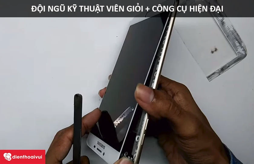 Qu&aacute; tr&igrave;nh thay m&agrave;n h&igrave;nh được thực hiện bởi đội ngũ kỹ thuật vi&ecirc;n giỏi